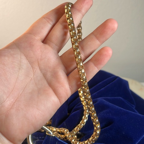 Women’s shoulder bag velvet bucket bag with gold chain drawstring in navy - Picture 8 of 12